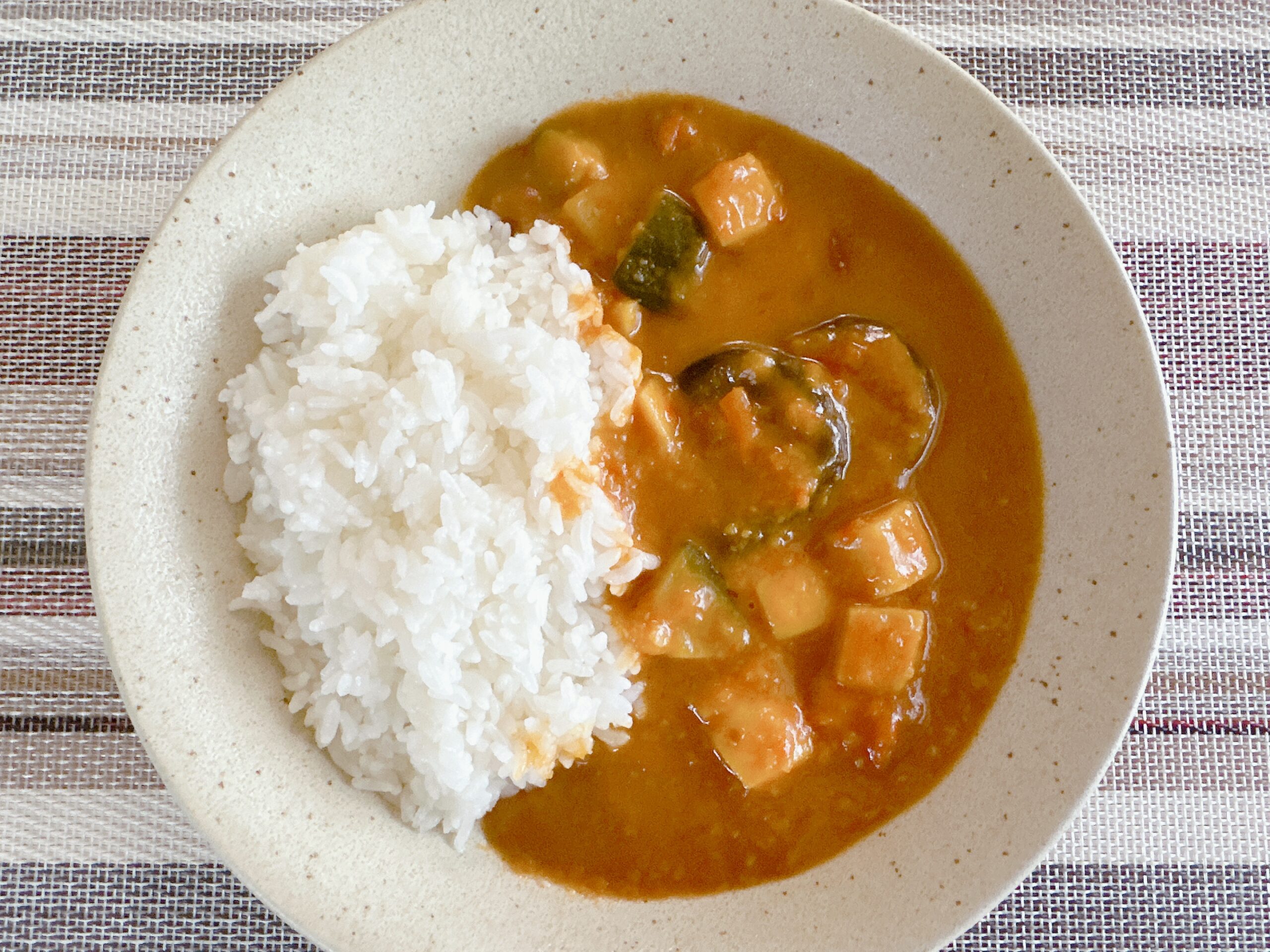 meiji まるごと野菜 なすと完熟トマトのカレー】ジューシー茄子とトマトカレー – 週末カレー日記