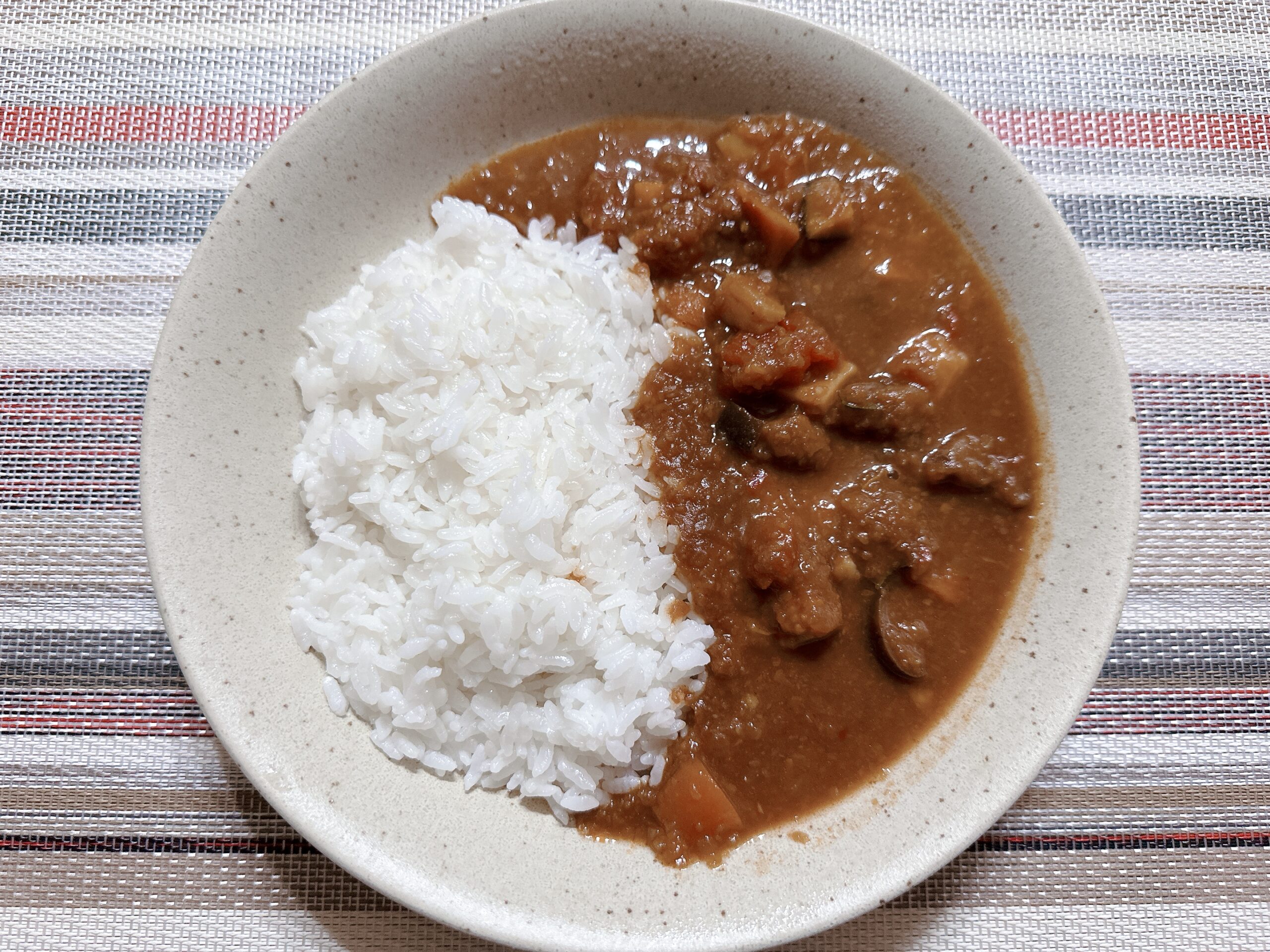 【meiji まるごと野菜 5種の彩り野菜カレー】野菜もスパイスも楽しめるカレー